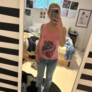 Ed hardy linne y2k - Ed hardy linne som sitter som S. Är lite nopprig och några lösa trådar där nere. Alla bilder är lånade förutom den 4