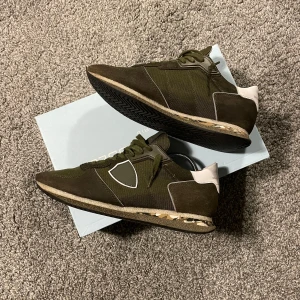  Philippe Model trainers  - Snygga trainers från Philippemodel, sjukt trendiga just nu och passar perfekt i dehär kalla vädret, storlek 40 men sitter större (41) inga rejäla skador (kan skicka fler bilder på skicket) bara skriva vid fundering