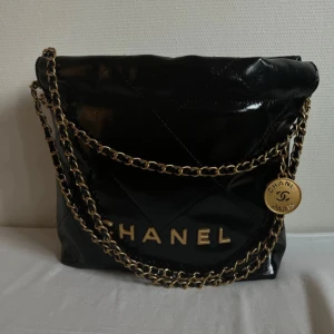 svart väska - pris kan diskuteras, vet ej äkthets köpt secondhand 