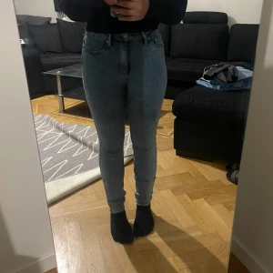Blå skinny jeans - Snygga blå skinny jeans med medelhög midja. Köpta från Lager157 i storlek S, jag är 155 och dom är ganska långa på mig. Knappt använda ( köparen står för frakten ) 