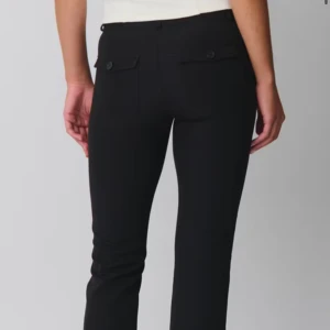 Svarta kostymbyxor - Snygga svarta kostymbyxor med  mid waist midja och är bootcut. Byxorna har knappar fram och fickor bak, vilket ger en stilren look. Perfekta för en elegant och professionell stil.