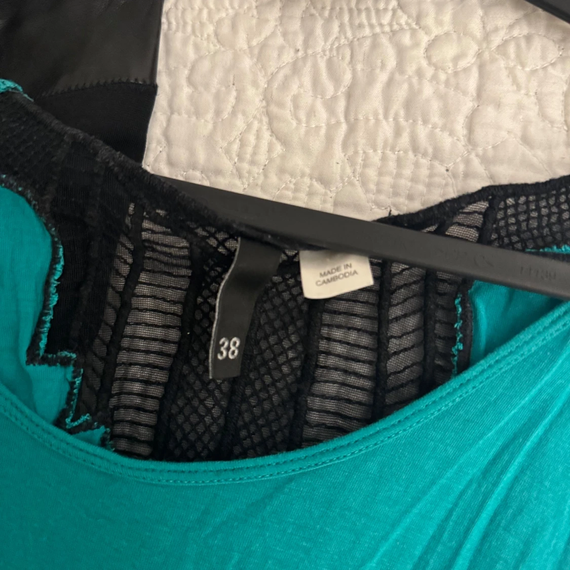 Turkos långklänning med svart spetsdetalj - 92