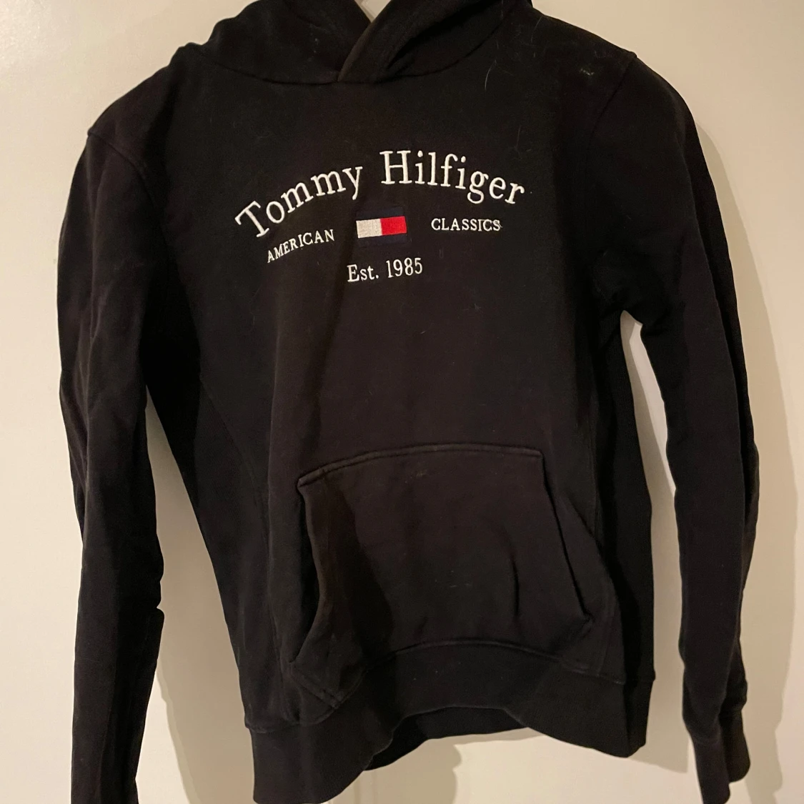 Svart hoodie från Tommy Hilfiger