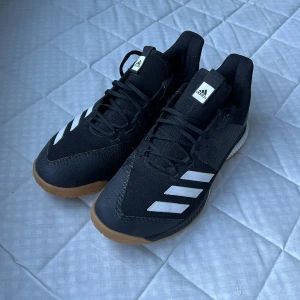 Svarta Adidas inomhusskor (Crazyflight Bounce) - Nästa oanvända inomhusskor för träning. Perfekta för gymmet eller sport i träningshall. Säljs då jag växt ur dem.