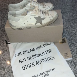 Golden Goose VCE sneakers  - Golden Goose SUPER-STAR ICE GREY. I ny skick använda cirka 5 gånger. Kvitto, box passport och påse finns. Skriv vid funderingar eller fel bilder. Storlek 41 men passar 42 