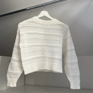 En vit virkad tröja från HM - Säljer en virkad vit tröja från HM, storlek 146/152