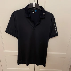 J Lindberg  - Marinblå piké knappt använd. 