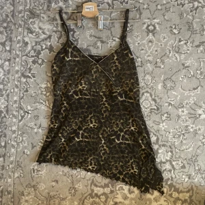 Linne leopardmönster - Leopardmönstrat, sneskuret linne köpt på humana!⭐️ Ingen storlekslapp men skulle säga S/M! Använd men i väldigt fint skick! 