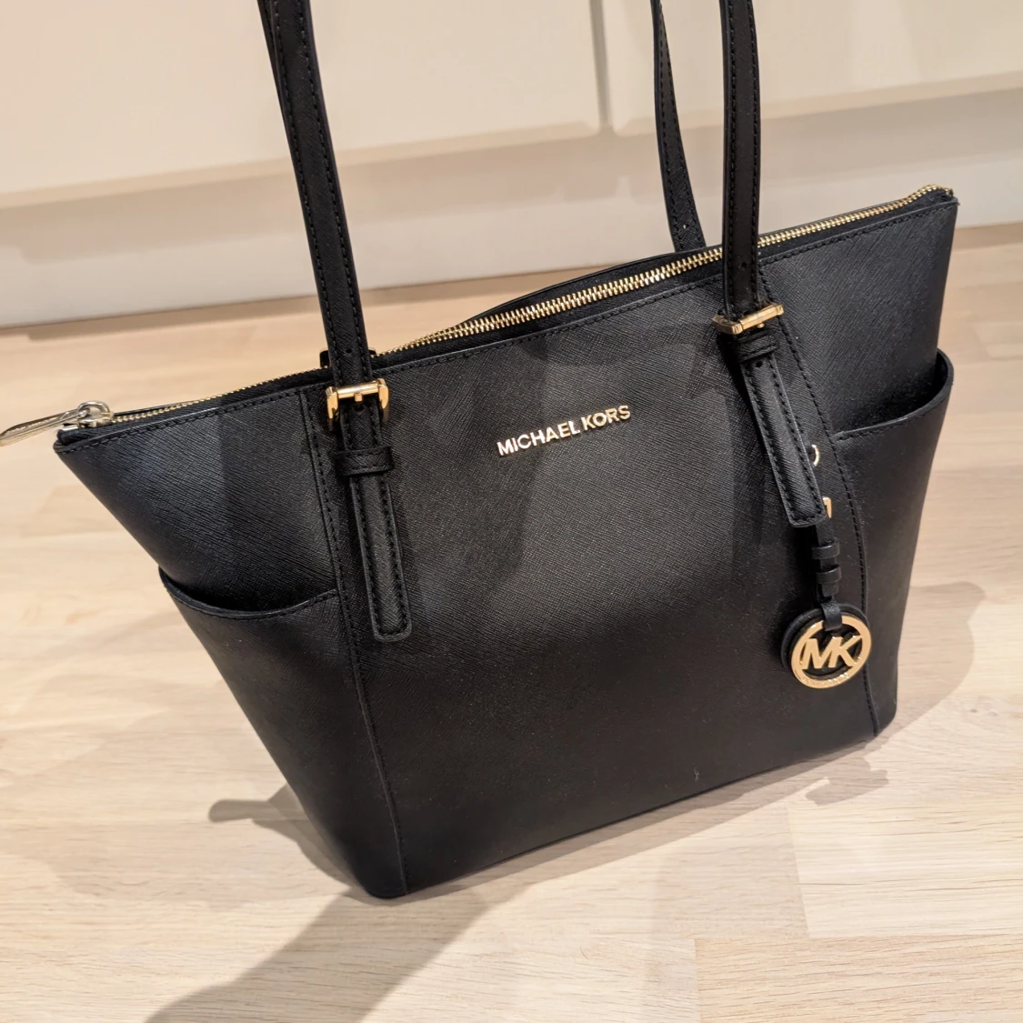 Svart axelväska från Michael Kors - 90