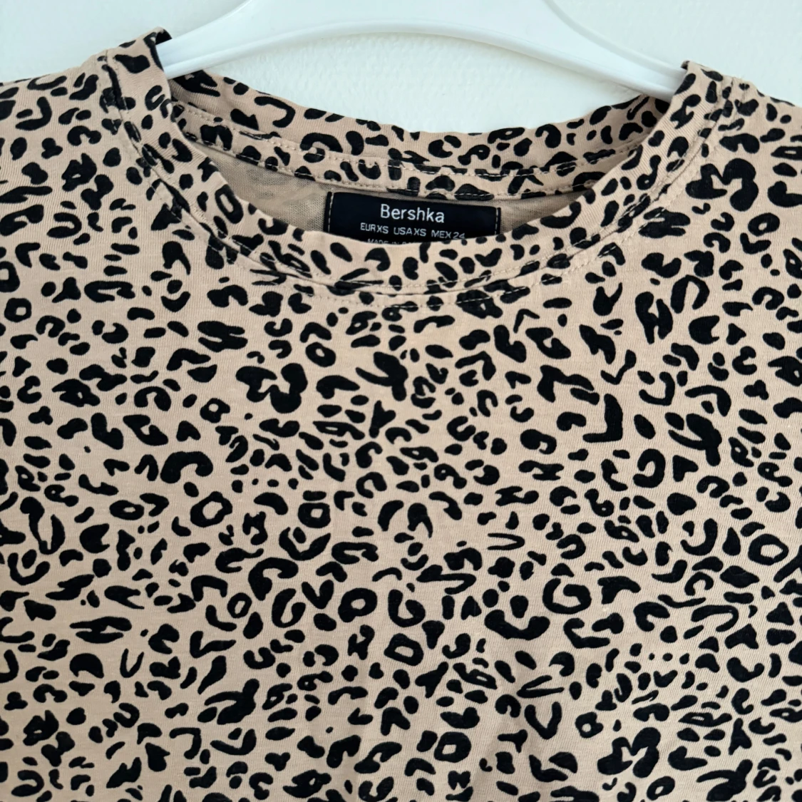 Leopardmönstrad t-shirt från Bershka - 90