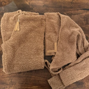 SKIMS cozy collection set - Aldrig använd. Storlek S/M. Färg Camel