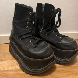 chunky demonias - galet chunky neptune-115 demonias ca 8cm höga 👠väl använda, ena skon är yttersulan lite lös men fixas säkert enkelt med lim