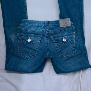 True Religion jeans - Säljer dessa fina True religion jeans som har ett bra skick! Köpte här på Plick men är knappast använda då dem inte passar mig. Storlek 24. Innerbenslängd: 80cm. Längd: 100cm. Midjemått: ca 32cm (rakt över) grenet: 17-18cm. ❗️Kontakta innan du köper!❗️fler bilder, frågor och info sker privat