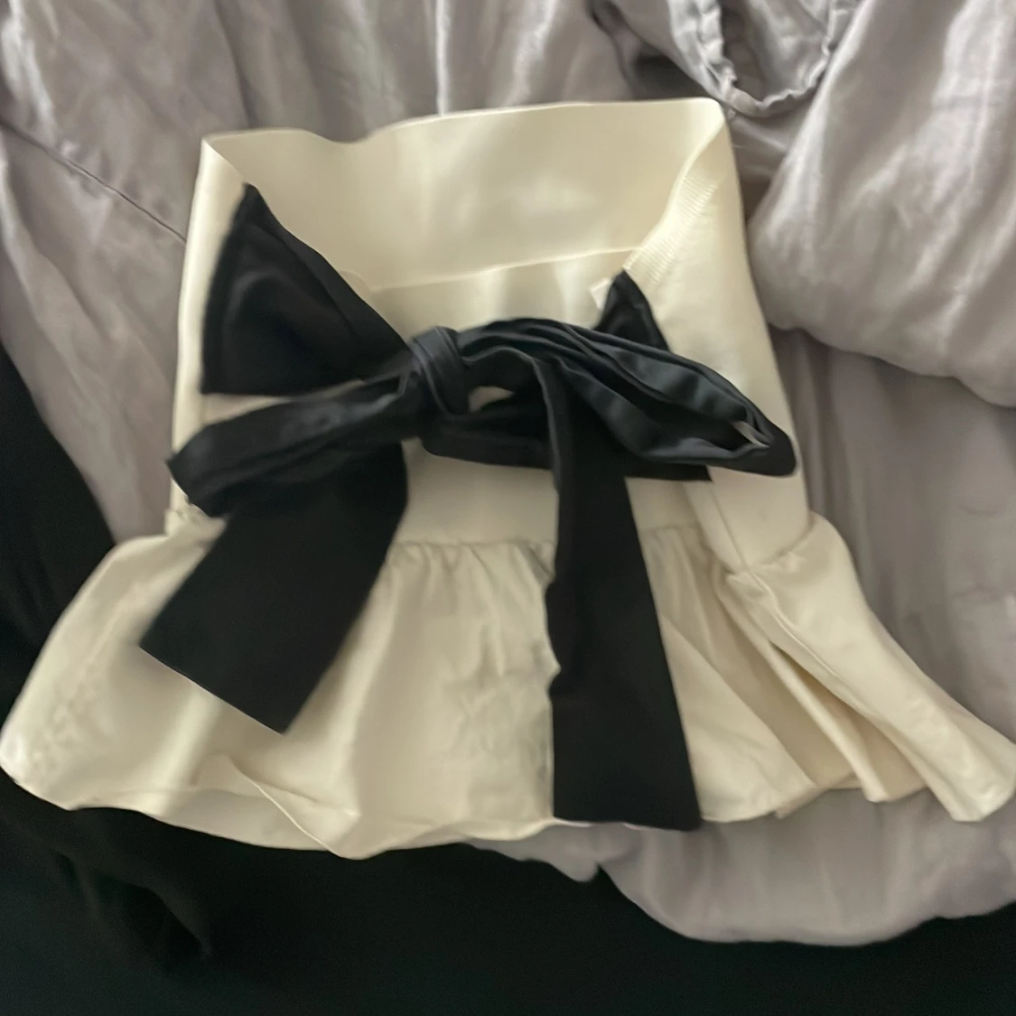 Beige tubtopp med volang och svart rosett på baksidan - 91