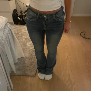 Blå jeans med broderade detaljer - Snygga blå lågmidjade jeans med broderade detaljer på bakfickorna. Köpta på vinted så okänt märke men är i jättefint skick. Passar mig som är 160. Skicka för fler bilder.