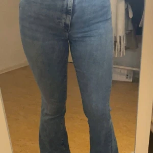Blå bootcut jeans - Blå bootcut jeans med hög midja. Använda ett par gånger och är dags att säljas. Storleken är M men funkar även som S.