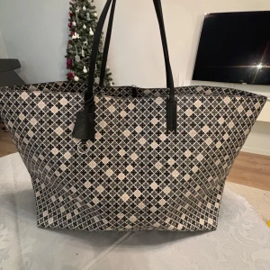 By Malene Birger Abi Large - By Malene Birger Abi Large. It has never been used for anything other.                                                               Article number          Q65508105 SIZE & FIT  Height: 33 cm (Size One Size)  Length: 51 cm (Size One Size)  Width: 18 cm (Size One Size)  Carrying handle: 22 cm (Size One Size)