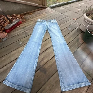  lågmidjade bootcut jeans - Säljer dessa ljusblå lågmidjade bootcut jeans med midjemåttet 38 och innerbenslängden 85💗