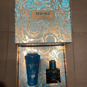 Versace Eros sätt  - Ett helt ovanvänd sätt från Versace Eros. Du får både en parfym och en duschkräm. Skriv till mig  om minsta lilla fråga. 