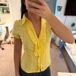 Gul blus - Super fin gul blus med volanger från Orsay💛Passar som en S/M.