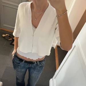 Vit trekvartsärmad kofta  - Vit kofta/topp från Holly & Whyte i storlek M, skulle säga att den även passar S. Fint skick. Använd gärna köp nu!