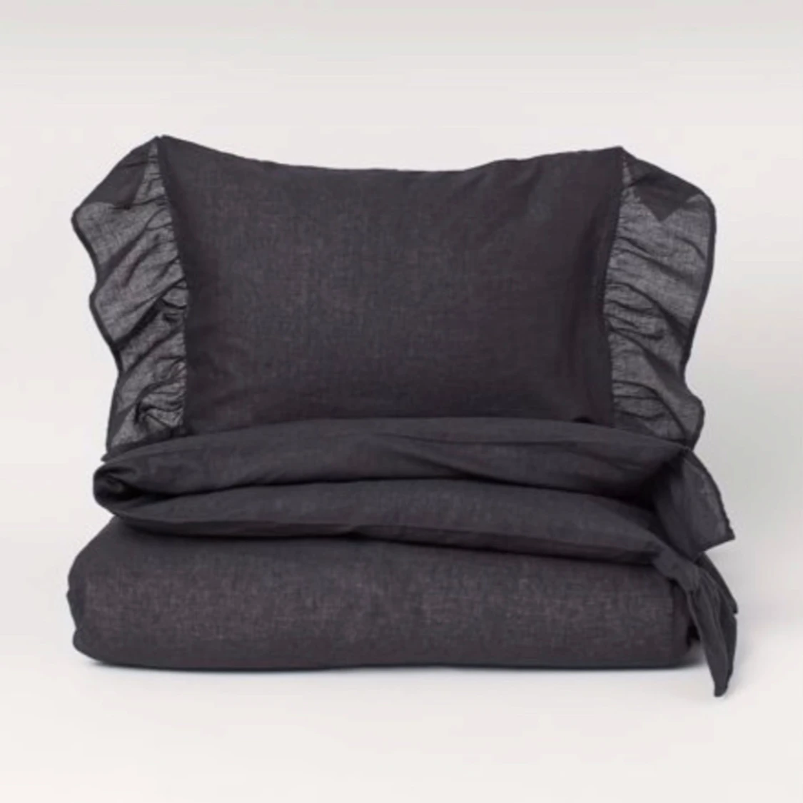 Mörkgrått påslakanset med volang