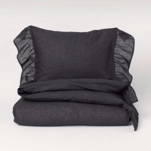 Mörkgrått påslakanset med volang - Två superfina påslakanset från H&M home med volang på påslakan och örngott.  Endast använda och tvättade en gång, så de är i nyskick!  Säljes för de inte kommer till användning🖤  Nypris 499kr/st  399kr för båda. Köpare står för frakten📦