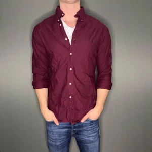 Ralph lauren skjorta - Hej säljer nu min fina Ralph Lauren skjorta i storlek M. Den är i nyskick (behöver endast strykas) och kommer vara otroligt snygg i höst/vinter. Nypris cirka 1500kr! Vi kommer att sälja liknande produkter nu närmare vinter så glöm inte följa profilen!🌊🍾