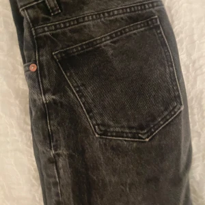 Svarta jeans - Snygga svarta jeans med knappgylf. Straight modell från Zara