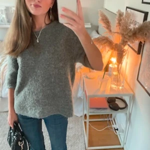 Trekvarstärmad stickad tröja  - Snyggaste tröjan som är perfekt nu i vinter. Köpt på Lindex för ca 500. Säljer den direkt för 250, bara o trycka på köp nu🤍