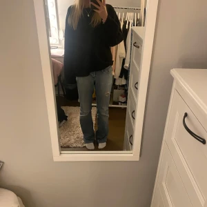 Blå lowwaist bootcut jeans - Säljer mina absoluta favorit jeans med slitningar. Lowwaist och har ett hål på baksidan, därav priset 💕 jag är 165 cm!