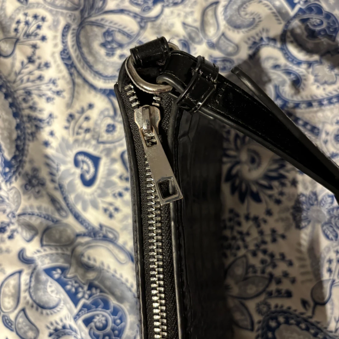 Svart axelväska med krokodilmönster - 90