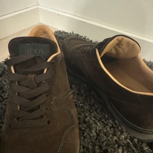 Bruna Tod’s skor - Riktigt schyssta lite högre Tod’s. Helt perfekta nu på vintern men passar året om. Iprincip helt nya. Storlek 7 1/2 vilket motsvarar 41/42. Nypris ca 5000kr. Skorna är i exklusiv italiensk mocka av högsta kvalitet. Hör av er vid frågor! 😁
