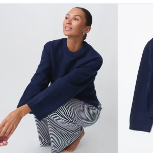 Mörkblå stickad tröja - Snygg mörkblå stickad tröja från gina tricot. Använd ca 1-2 gånger. Köpt för 359kr.