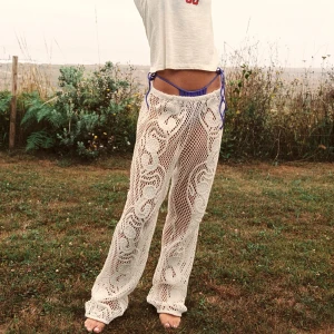 Cochet byxor - Säljer dessa byxor från Zara som är helt nya oanvända i perfekt skick. Råkade ta bort lappen så går ej att returnera. Väldigt trendiga och helt slutsålda på Zara. 