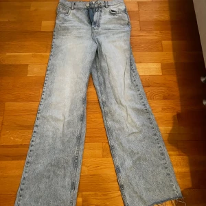 Ljusblå jeans från Perfect Jeans - Säljer ett par ljusblå jeans från Perfect Jeans i storlek 34. De har en klassisk femficksdesign och en knappgylf. Perfekta för en avslappnad stil.