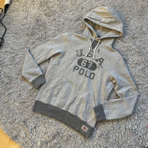 Ralph Lauren hoodie - Säljer denna eftertraktade Raffe hoodien ! | Utmärkt skick! | Storlek S, den är ganska tight vid halsen så det kan vara bra att ha åtanke👍 | Ställ gärna frågor innan du köper!