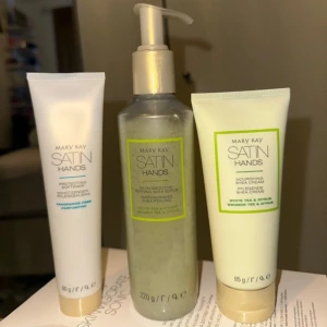 Mary Kay Satin Hands Set - Satin hands Protecting softener. Datum utgått 12/24 Shea scrub. Datum utgått 12/24 Nourishing shea cream. Datum utgått 09/24 Nytt pris 849:-