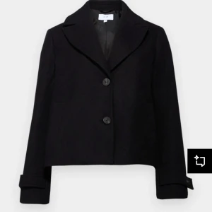 Kappa - Så fin kappa från vila i bra kvalite. Perfekt längd och håller värmen bra. Skriv vid frågor❤️Nypris var 799kr men priset kan diskuteras vid snabb affär.🥰