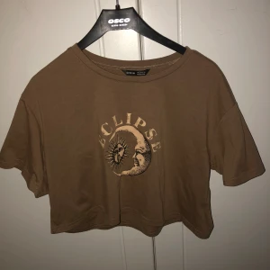 Brun croppad t-shirt från Shein - Knappt använd. 