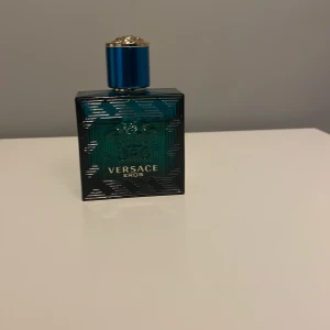 Versace Eros parfym - Säljer en elegant Versace Eros parfym där det ända problemet med flaskan är att locket sitter  hårt på och att det kan ibland vara svårt att ta av locket.