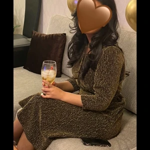 Glittrig klänning i svart - Snygg glittrig klänning i guld med trekvartsärm och v-ringad design. Perfekt för en festlig kväll!