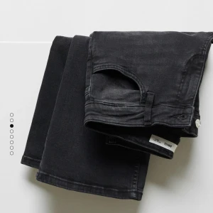 Low Rise bootcut jeans  - Snygga jeans från mango som är low Rise och bootcut! Litet hål på baksidan längst ner på jeansen, se bild. 