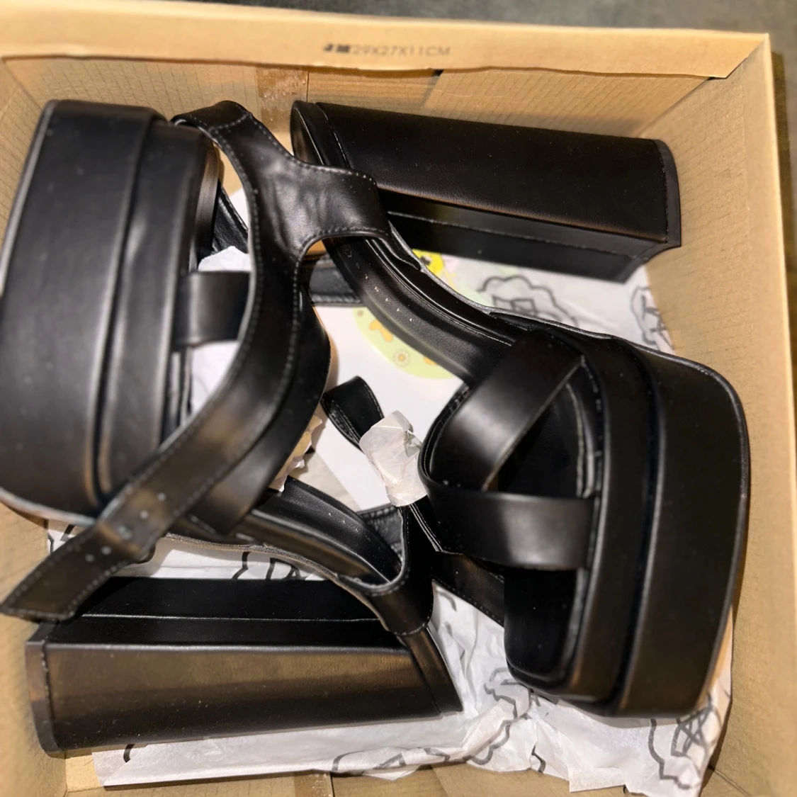 Svarta sandaler med hög klack - 91