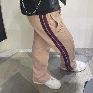 Palm Angels Byxor - Super snygga palm angels byxor stl s men dom passar också mig som har xs självklart äkta har dock inte kvitto då dom är köpta här på plick men finns qr-kod 