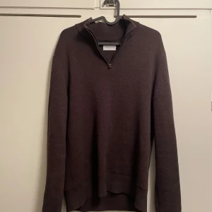 Brun halfzip från these glory days. Storlek M - En brun halfzip från these glory days. Använd fåtal gånger. Ny pris 1000kr säljer nu denna för 399kr.