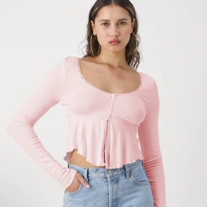 Rosa långärmad topp med spetsdetaljer - Säljer en söt rosa långärmad topp med spetsdetaljer. Toppen är croppad och är i storlek S! 💗