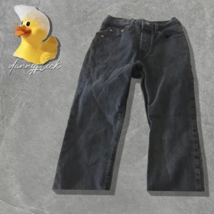 Svarta jeans Levi 501  - Säljer dessa svarta levis jeans i modellen 501. Man får tröjan på köpet! Storleken är W25/L26. Säljer billigt då de e för små och vill helt enkelt få bort de från min garderob. Börjar på 150kr