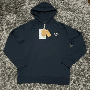 apc hoodie - Säljer denna snygga hoosiers ifrån A.P.C. Den är HELT NY 10/10 SKICK. Storlek M. Skriv vid fler frågor eller bilder! 