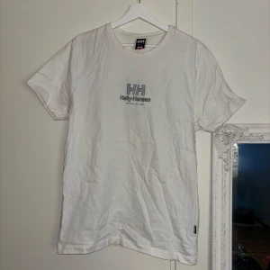 Helly-Hansen tshirt  - T-shirt från Helly-Hansen. (Väldigt skrynklig på bilderna tyvärr). I bra skick.
